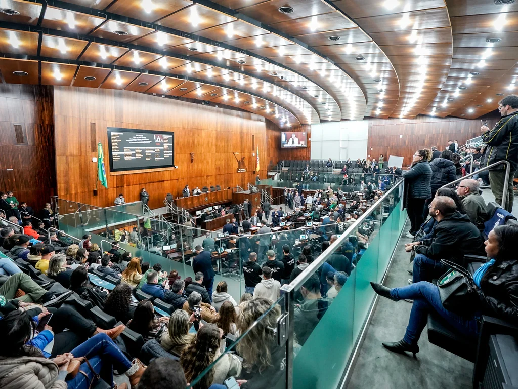 Assembleia aprova reajustes e mudanças em carreiras do funcionalismo