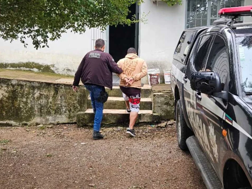 Homem é preso com cocaína na cama