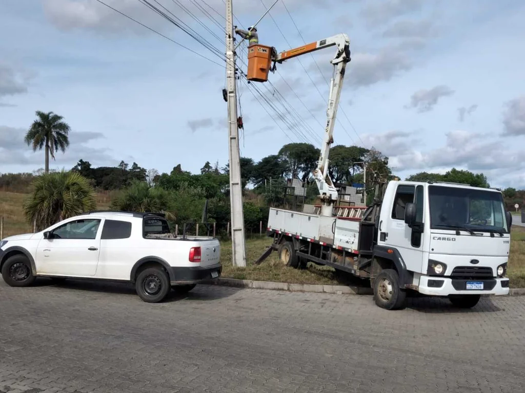 Iluminação em acesso à faculdade recebe melhorias