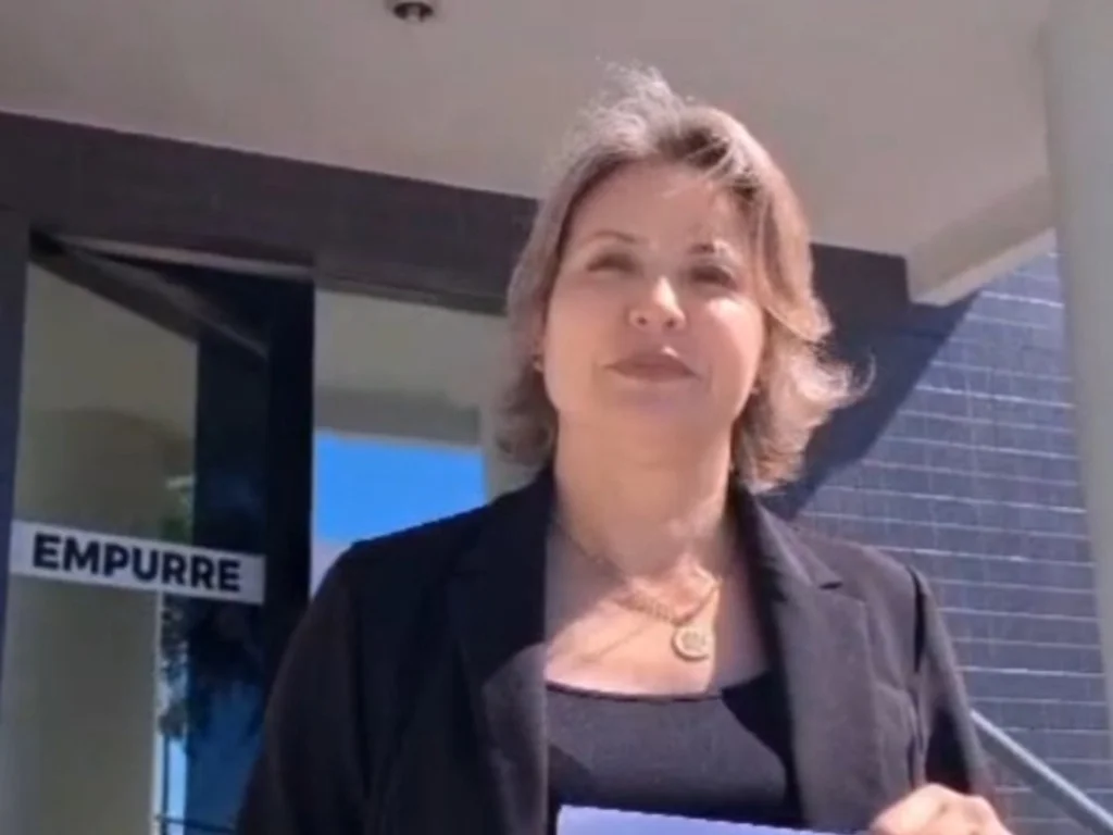 Ex-vereadora protocola representação contra aumento de salários