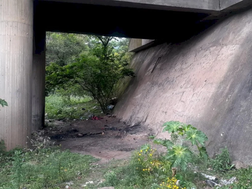 Polícia aguarda familiar para identificar corpo carbonizado