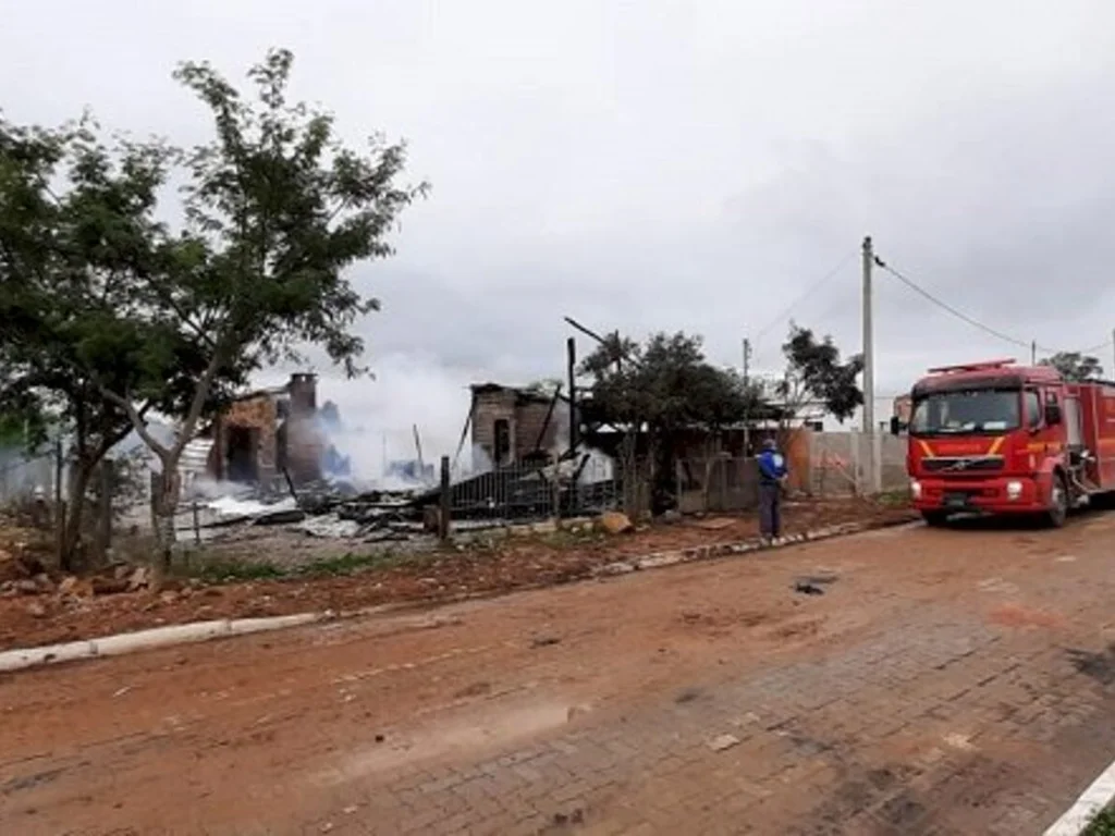 Mulher coloca fogo na casa da ilha e acaba presa