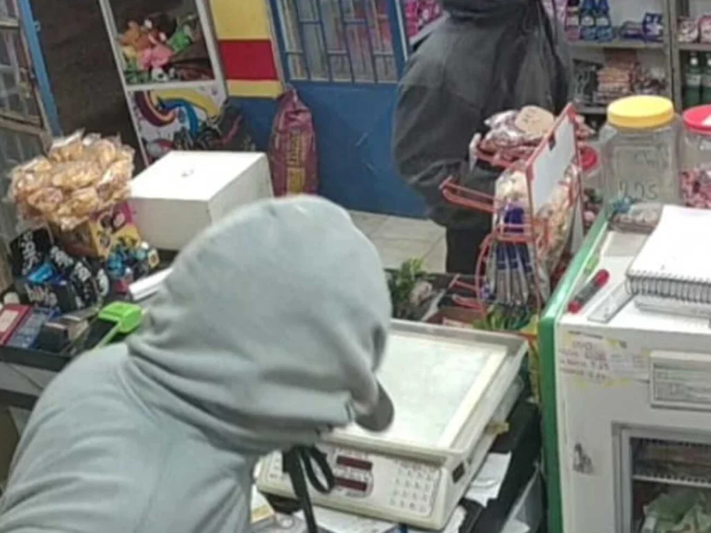 Ladrões rendem clientes e assaltam mercearia