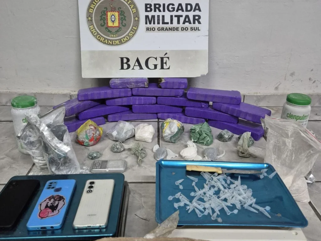 Três são presos com 15 tijolos de maconha