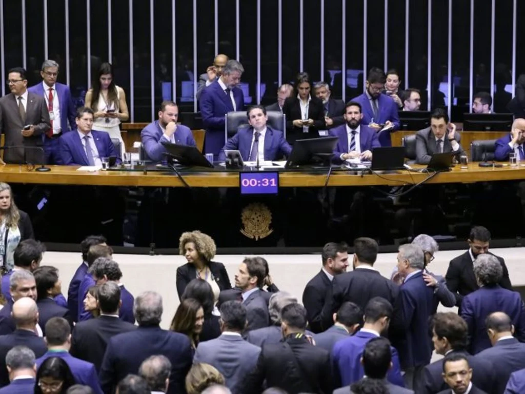 Câmara aprova isenção de IR para quem ganha até R$ 5 mil