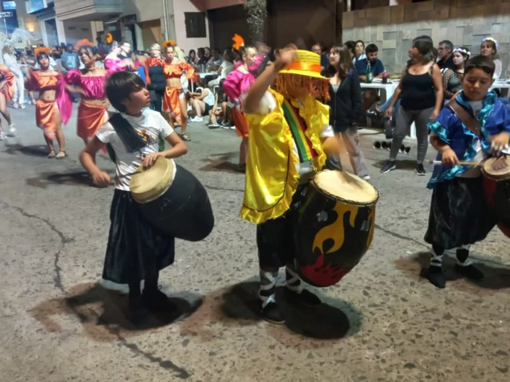 Corte de Bagé desfilou no encerramento do carnaval de Melo