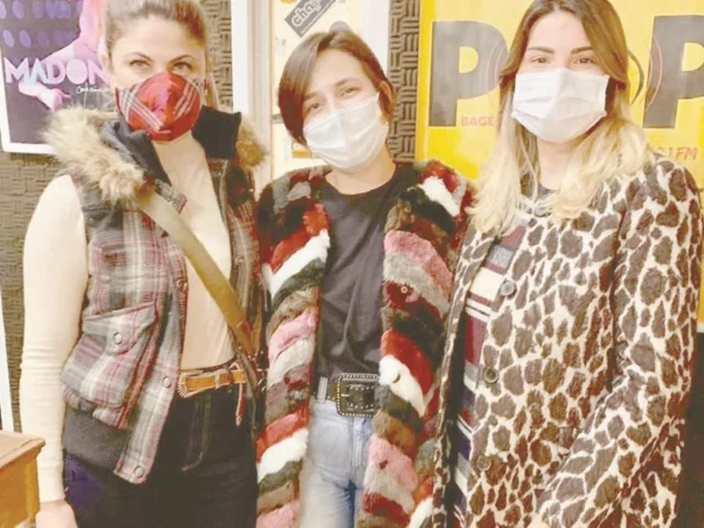 ‘Para conseguir a amizade de uma pessoa digna é preciso desenvolvermos em nós mesmos as qualidades que naquela admiramos’  –  Sócrates