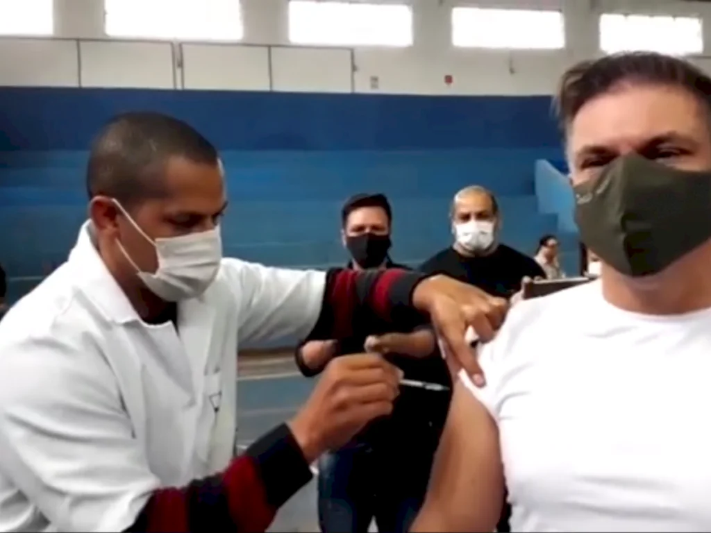 Prefeito recebe primeira dose da vacina