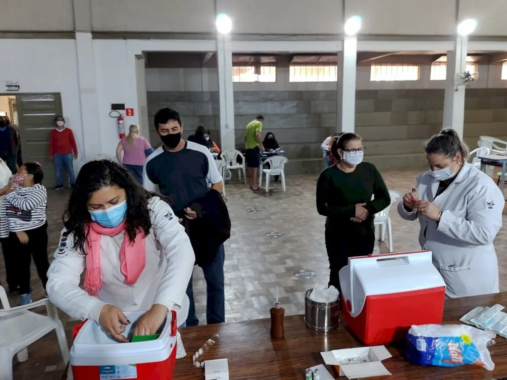 Mais de 2,5 mil se vacinaram neste sábado