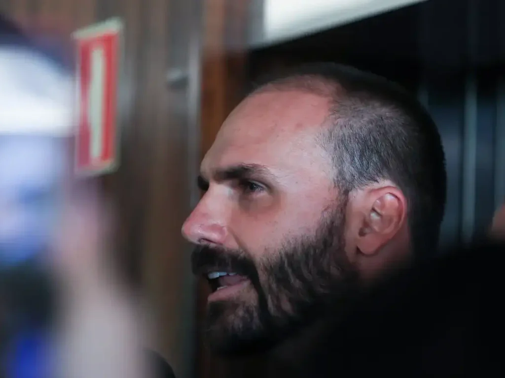 PT pede suspensão do mandato de Eduardo Bolsonaro