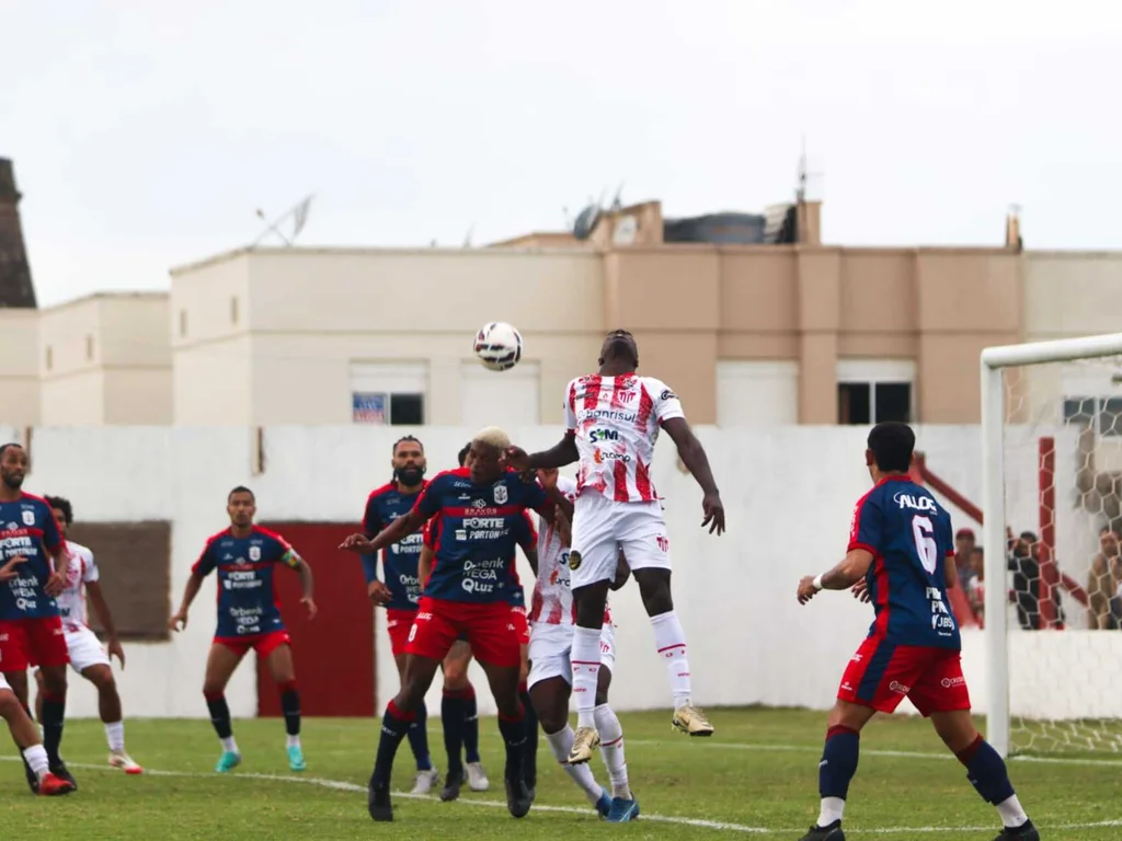 Guarany sofre apagão, empata o jogo e sai vaiado