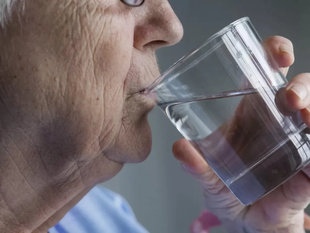 Médica dá dicas para garantir o bem-estar de crianças e idosos no calorão