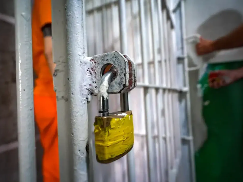 Câmara aprova aumento de penas por facilitar armas e celulares em presídios