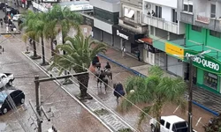 Armas e rádios comunicadores são apreendidos