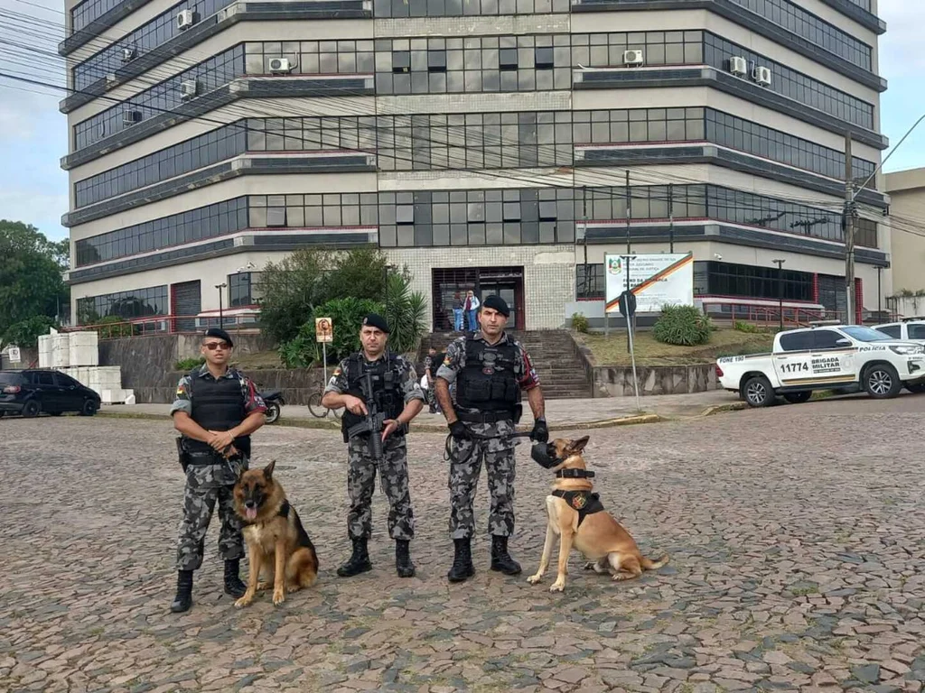 Viaturas, policiais e cachorros reforçam segurança