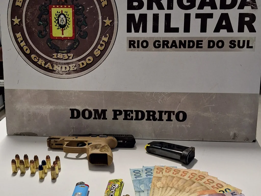 Homem é preso com arma, droga e dinheiro após tentar fugir
