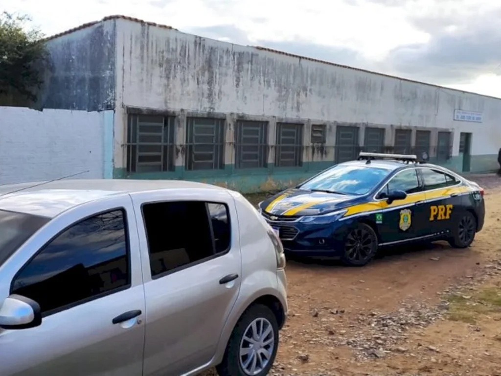 Polícia apreende drogas que seriam entregues em frente a uma escola