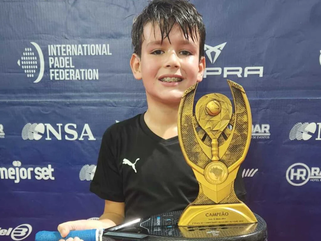 Menino de 9 anos conquista troféu do brasileiro de padel