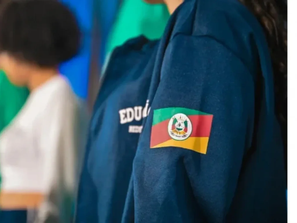 Bancada do PT/PCdoB exige responsabilização de empresa por atraso no fornecimento de uniformes escolares