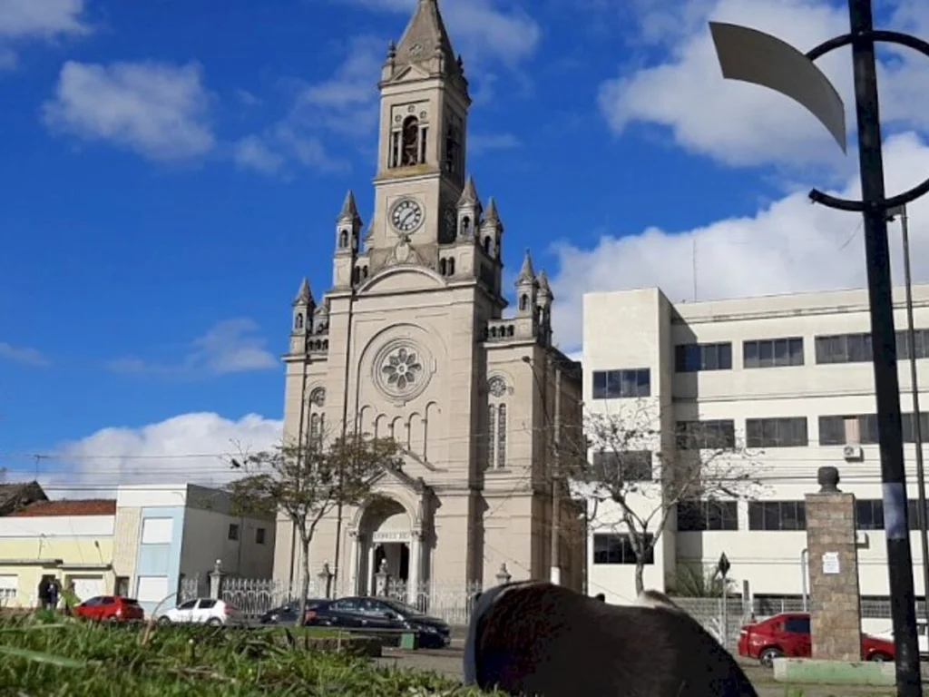 Brechó arrecada fundos para reforma da Auxiliadora