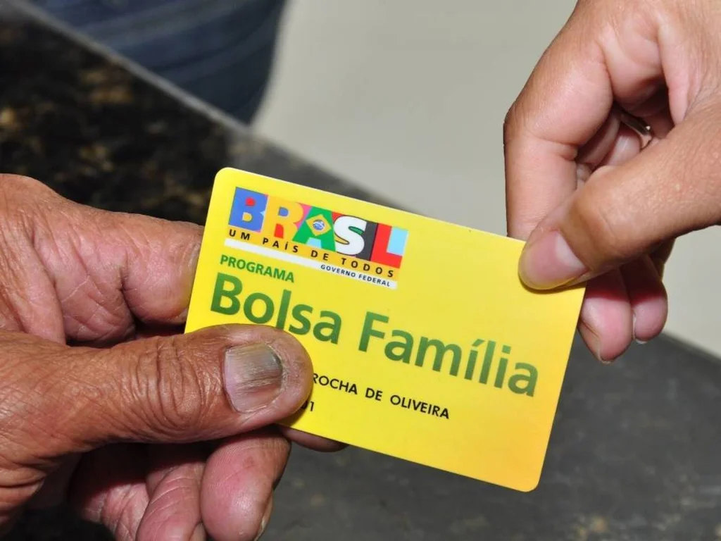 Governo vai contratar 12 mil para atualizar Bolsa Família
