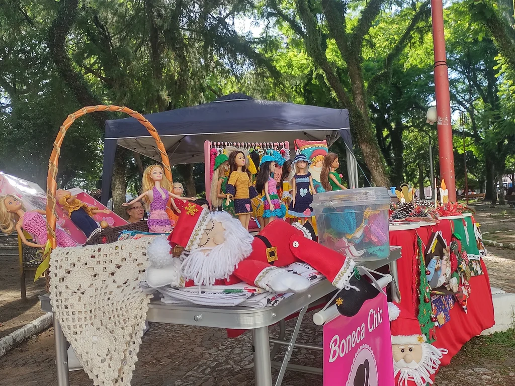 Praça é invadida por talentos locais do artesanato