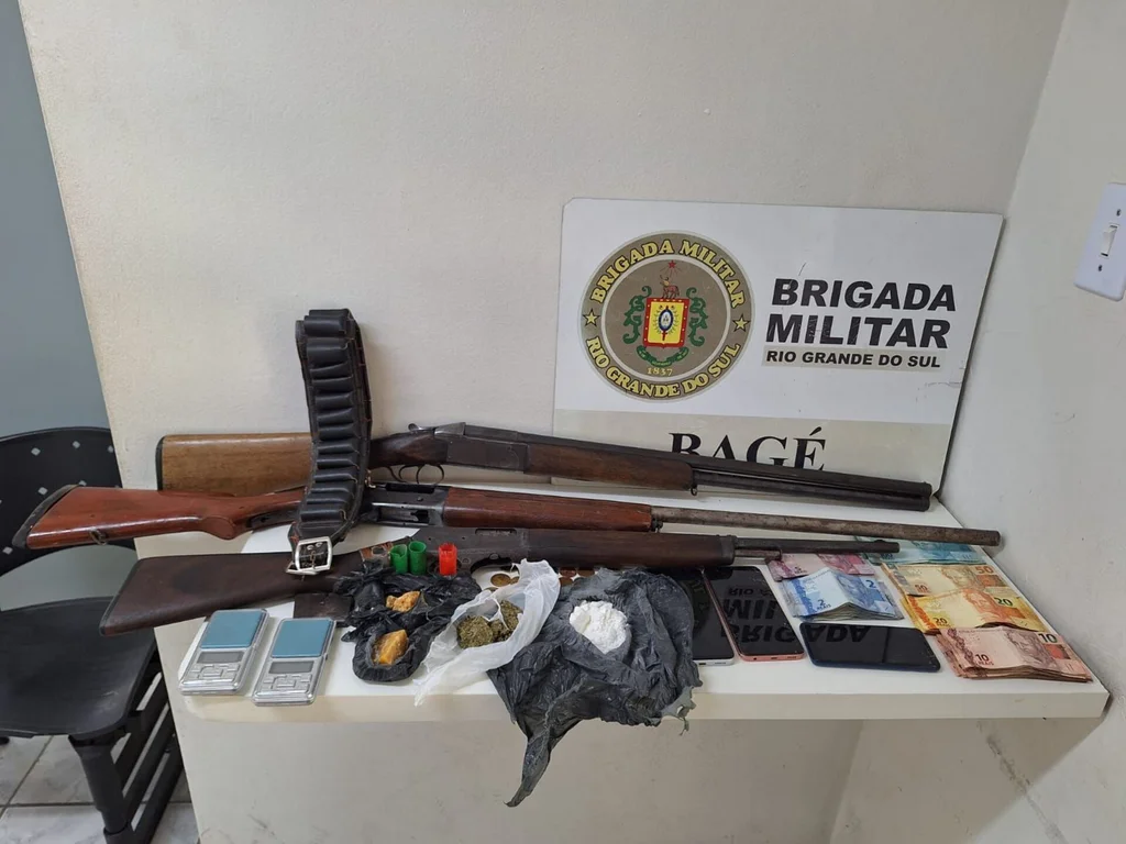 Adolescente é apreendido com armas, drogas e dinheiro