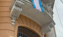 Bandeira trans é hasteada na Casa de Cultura