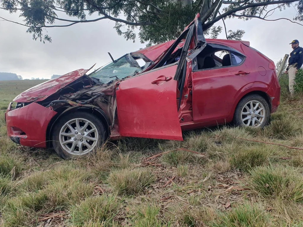 Acidente entre colheitadeira e carro deixa duas pessoas feridas