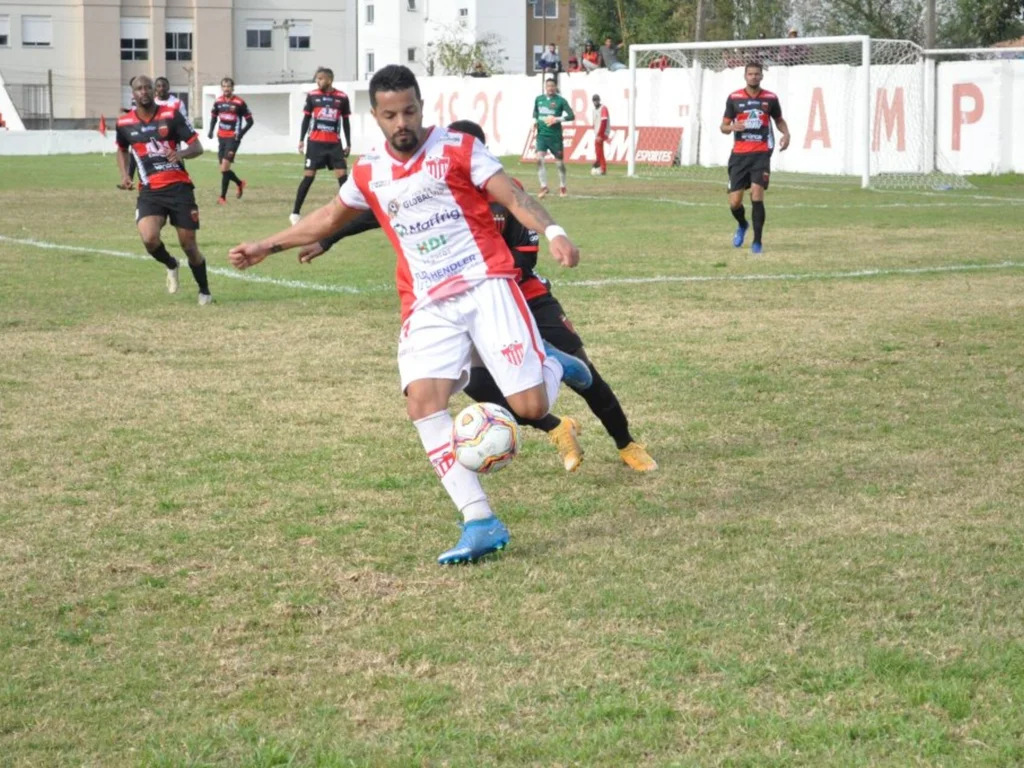 Guarany faz duas contratações e renova um contrato