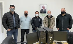 Delegacia recebe computadores da Sicredi
