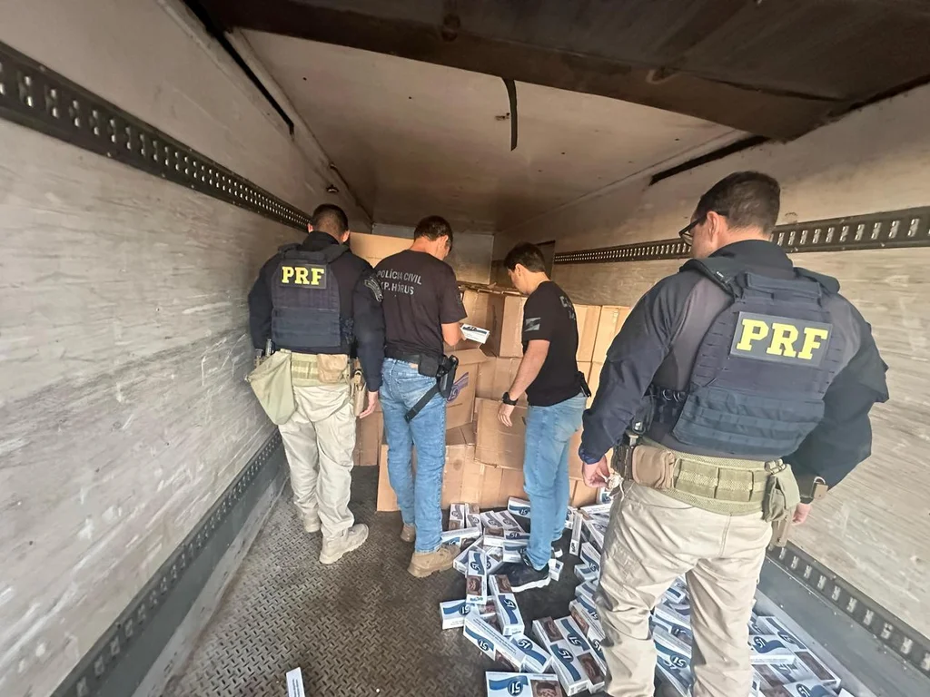 Dupla é pega transportando carga ilegal de cigarros