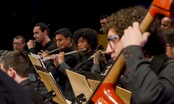 Falta de uso de máscaras e aglomeração geram críticas a evento