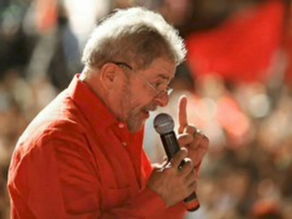 Lula diz que só vai anunciar candidatura em 2022