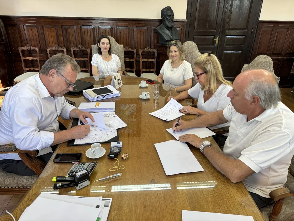 Assinatura de aditivo assegura transferência do Clube Comercial