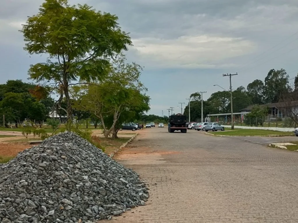 Mulher é baleada próximo a escola