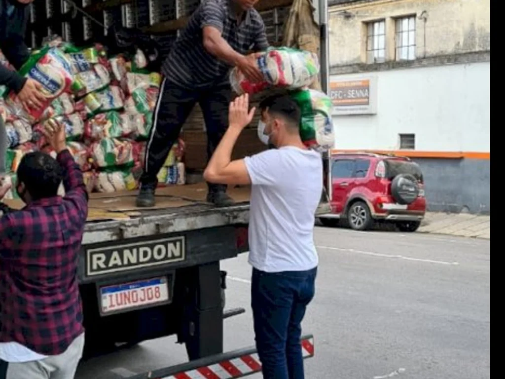 Chega primeira carreta com toneladas de alimentos