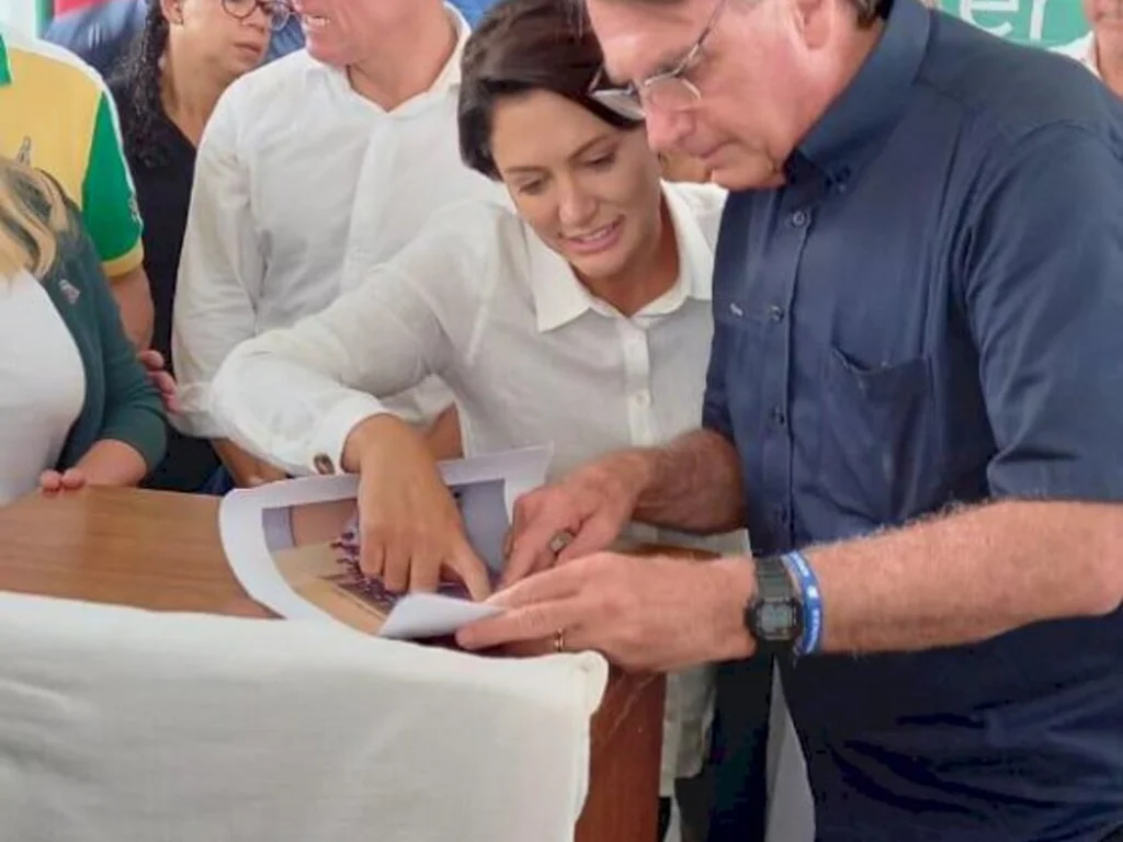 Michele Bolsonaro esbanja simpatia