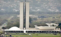 Lula sanciona reajuste do Legislativo e veta penduricalhos