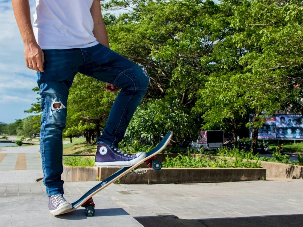 Skatistas insistem em andar pelas proibidas calçadas