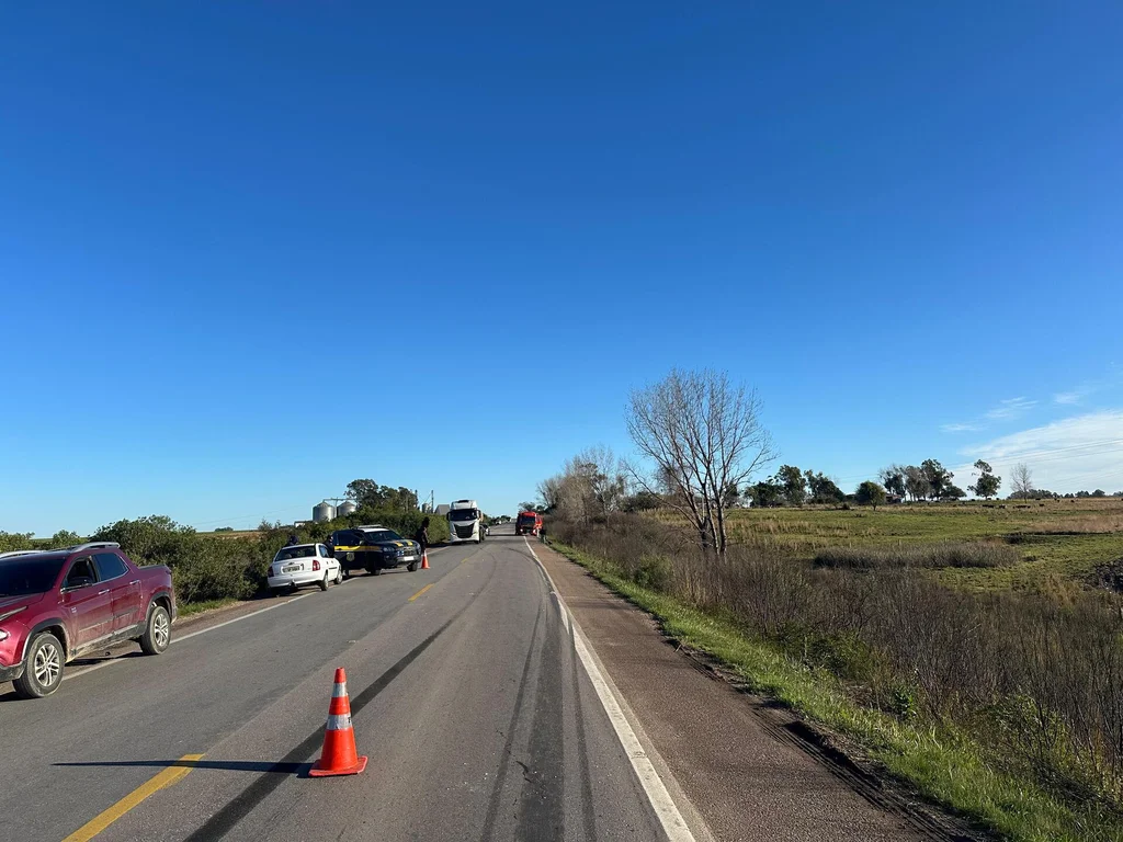 Acidente entre caminhão e carro deixa uma pessoa ferida