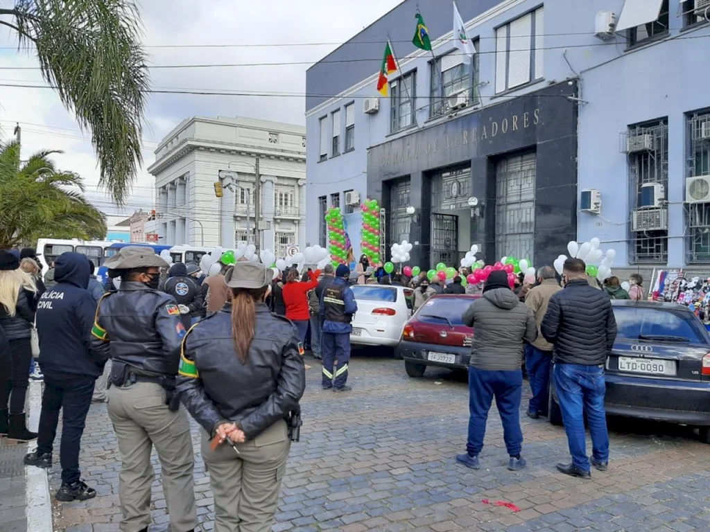 Homenagem de Título de Cidadã Bageense é marcada por protesto