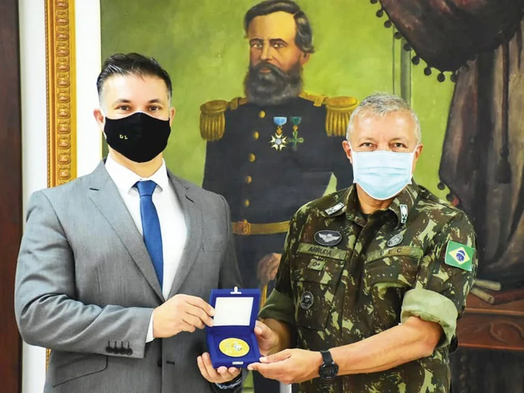 Prefeito recebe homenagem do Exército