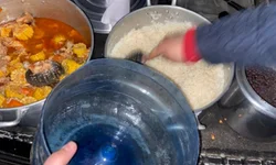 Voluntários distribuem refeições em meio ao lixo