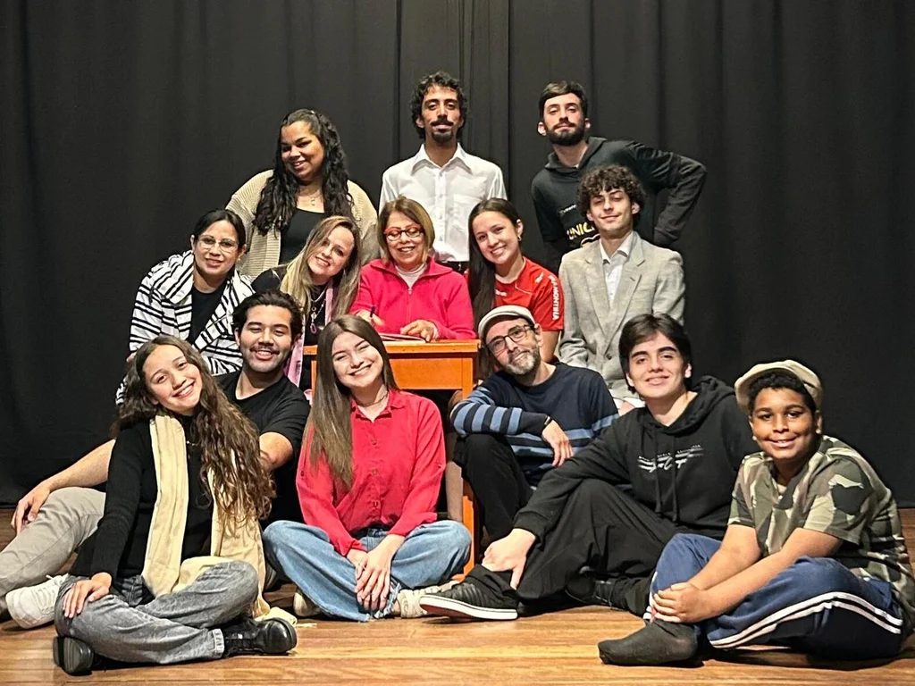 “Os Carlitos” leva trajetória de Edy Lima ao palco da Feira do Livro