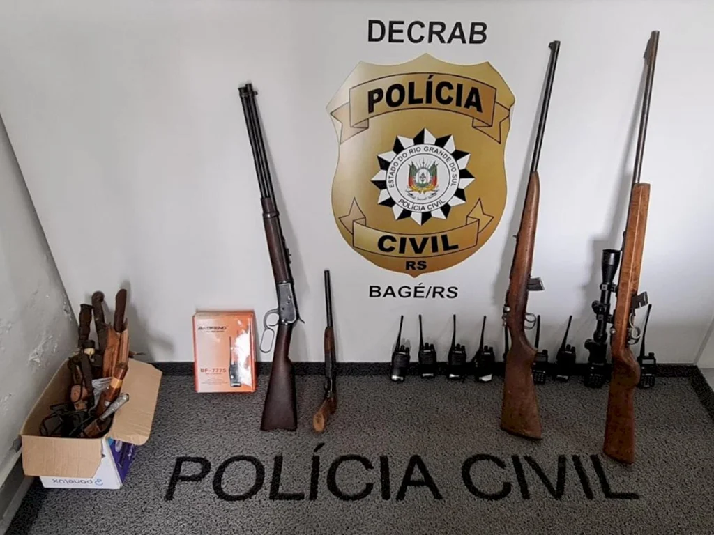 Armas e rádios comunicadores são apreendidos