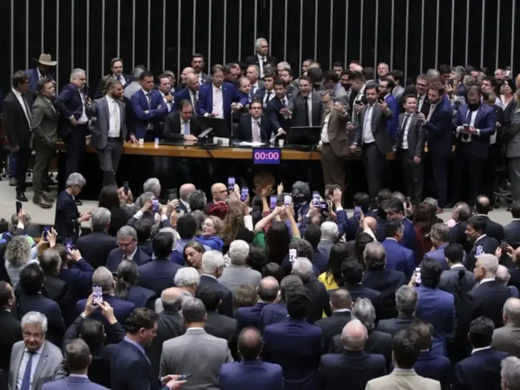 Motta diz que retomada do plenário da Câmara não foi condicionada à anistia