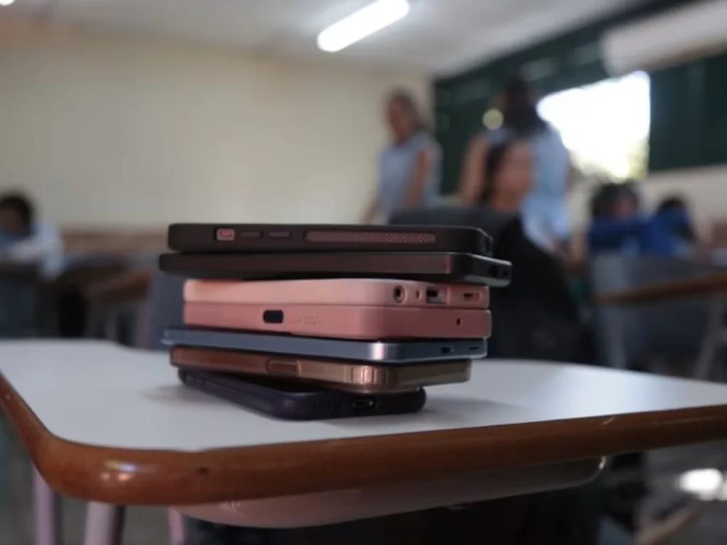 MEC vai avaliar impacto da restrição de celulares nas escolas