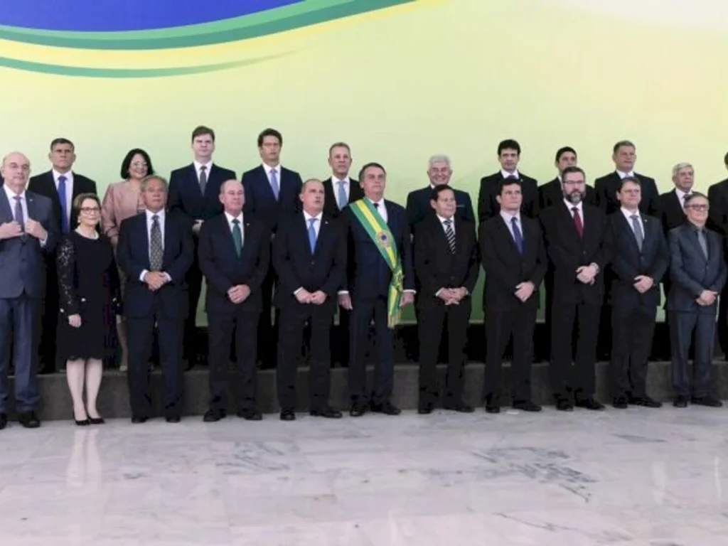 Dos ministros que assumiram com Bolsonaro em 2019, metade saiu