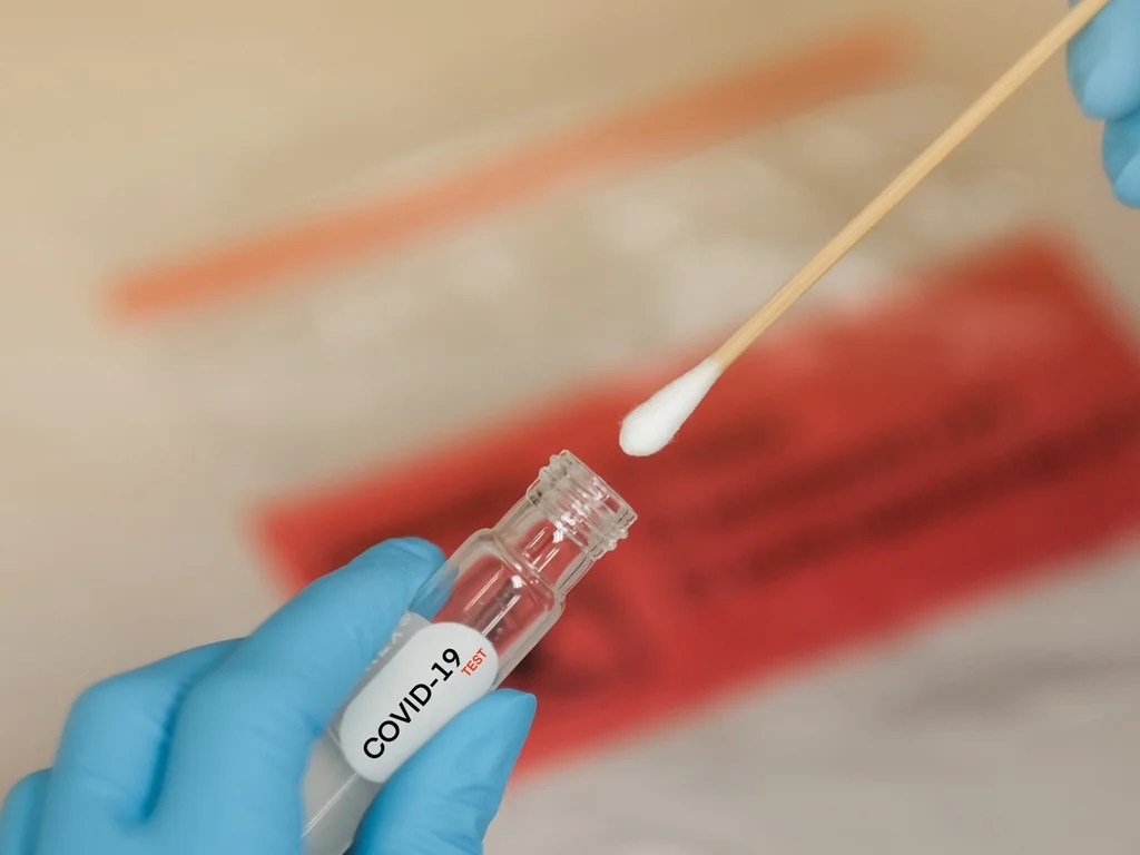 Estado monitora avanço da subvariante Éris da covid-19